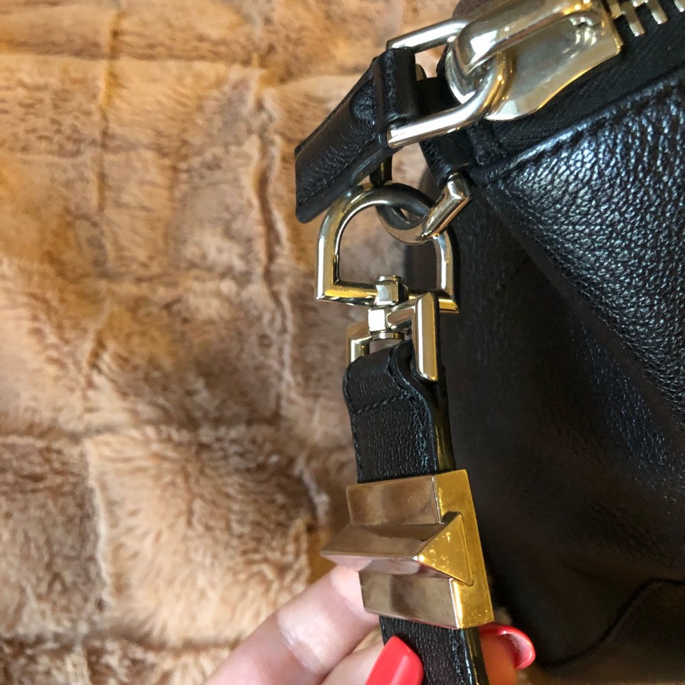 Medium Antigona' Sugar Leather Satchel
GIVENCHY - Picture 6 of 8